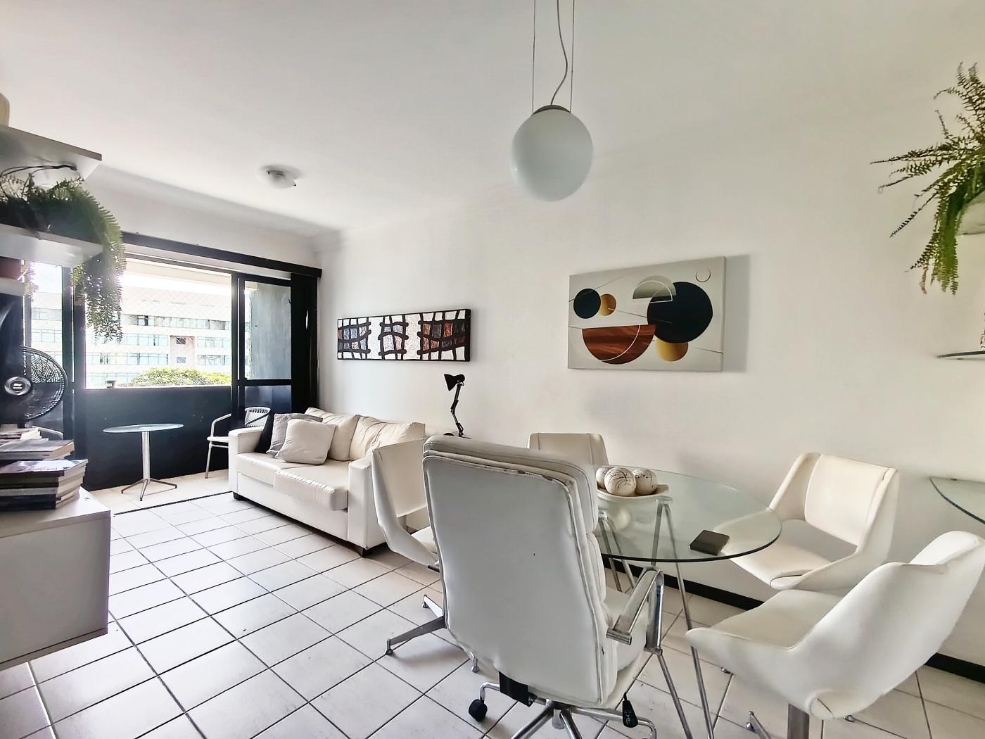 Apartamento à venda com 2 quartos, 70m² - Foto 2